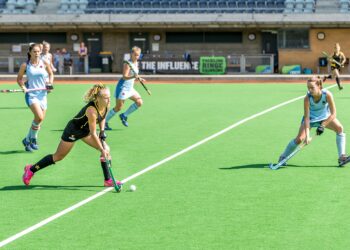 Wat is de rol van de aanvoerder in een hockeyteam?